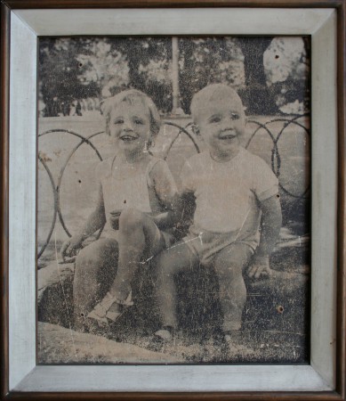 FOTO ORIGINAL "HERMANOS EN LA PLAZA". 30 x 40 cm.
