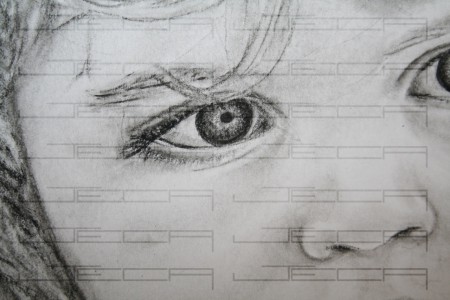 DETALLE OJO "NIÑA MIRANDO". TIZA NEGRA 